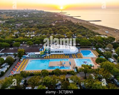 Blick aus der Vogelperspektive auf ein Camping Resort und Campingplätze an der ägäischen Küste in der Nähe von Venedig in Ca'savio Italien bei Sonnenaufgang Stockfoto