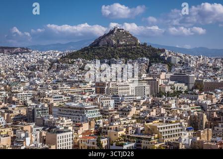Lycabettus Mountain, aus der Vogelperspektive von einem Hügel auf die antiken Ruinen der Akropolis, Griechenland Stockfoto