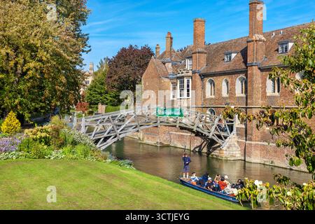 Punt Boat unter der Mathematical Bridge auf dem Fluss Cam am Queens College. Cambridge, England Stockfoto