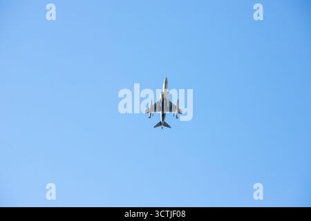 Madrid, Spanien, 7. Oktober 2025: Ein McDonnell Douglas EF-18 Hornet fliegt während der Probe der Air Force für den 25. Nationalfeiertag am 7. Oktober 2025 in Madrid. Quelle: Alberto Brevers / Alamy Live News. Stockfoto