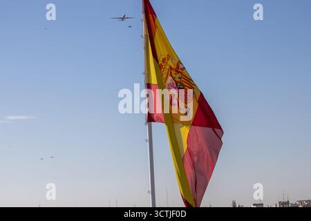 Madrid, Spanien, 7. Oktober 2025: Eine spanische Flagge und Flugzeuge, die während der Probe der Luftwaffe zum Nationalfeiertag 25 am 7. Oktober 2025 in Madrid, Spanien, im Hintergrund vorbeifahren. Quelle: Alberto Brevers / Alamy Live News. Stockfoto