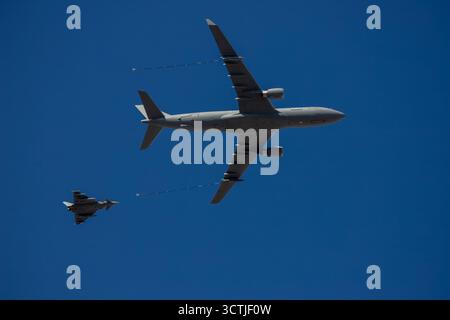 Madrid, Spanien, 7. Oktober 2025: Eine A330-200 (R) betankt einen EF-2000 Eurofighter (L) während der Probe der Luftwaffe zum Nationalfeiertag 25 am 7. Oktober 2025 in Madrid. Quelle: Alberto Brevers / Alamy Live News. Stockfoto