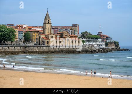 Die Kirche San Pedro mit dem Strand San Lorenzo im Vordergrund, Gijon, Asturien, Spanien. Stockfoto