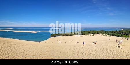 La Teste-de-Buch, Arcachon Bay, Frankreich - 9. Mai 2024: Panoramablick auf die riesige Düne von Pilat, die höchste Sanddüne Europas. Massives goldenes sa Stockfoto
