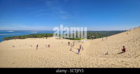 La Teste-de-Buch, Arcachon Bay, Frankreich - 9. Mai 2024: Panoramablick auf die riesige Düne von Pilat, die höchste Sanddüne Europas. Massives goldenes sa Stockfoto