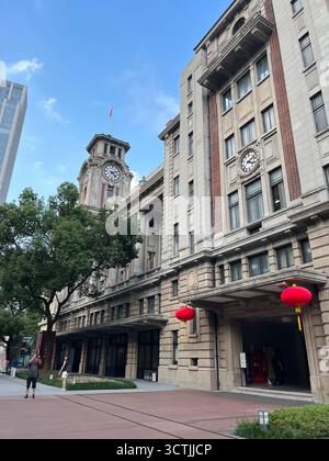 Shanghai, China – 5. Oktober 2025: Fassade von Shanghais ehemaligem Race Club Building, heute Shanghai historisches Museum. Stockfoto