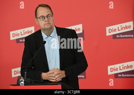 Berlin, Deutschland. Oktober 2025. Sören Pellmann, Fraktionsvorsitzender der Linke im Bundestag, spricht vor einer Fraktionssitzung. Quelle: Niklas Graeber/dpa/Alamy Live News Stockfoto