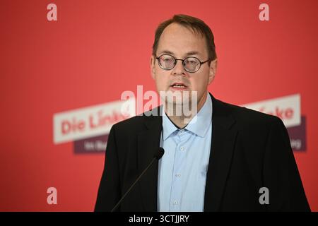 Berlin, Deutschland. Oktober 2025. Sören Pellmann, Fraktionsvorsitzender der Linke im Bundestag, spricht vor einer Fraktionssitzung. Quelle: Niklas Graeber/dpa/Alamy Live News Stockfoto