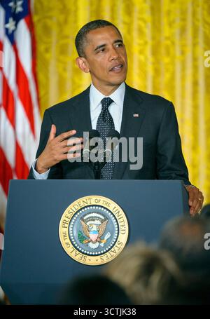 WASHINGTON DC, USA - 29. Mai 2012 - US-Präsident Barack Obama hält eine Rede während der Zeremonie der Presidential Medal of Freedom, die am Dienstag, den 29. Mai 2012, im Weißen Haus in Washington stattfand. Einer der Empfänger war der ehemalige Pilot des United States Marine Corps, Astronaut und US-Senator John Glenn - Foto: Geopix/NASA/Bill Ingalls Stockfoto