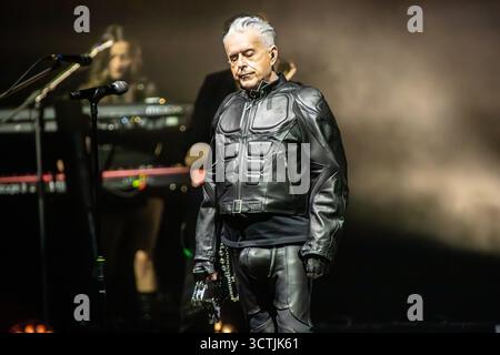 Mailand Italien. oktober 2025. Die englische Singer-Songwriterin und Künstlerin HOLLY JOHNSON, bekannt als Leadsängerin von Frankie Goes to Hollywood, tritt live auf der Bühne im Teatro degli Arcimboldi während der „Welcome to the Pleasuredome 40th Anniversary Tour“ auf. Stockfoto