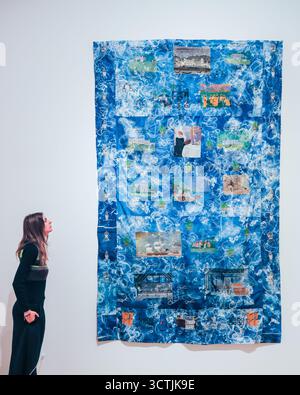 London, Großbritannien. Oktober 2025. Mitarbeiter mit Joy Gregory, 'das süßeste Ding', 2022. Joy Gregory „Fliegen mit Honey fangen“ ist die erste große Ausstellung des Künstlers. Ihre Arbeit beschäftigt sich mit Identität, Geschichte, Rasse, Geschlecht und gesellschaftlichen Idealen der Schönheit. Die Ausstellung umfasst vier Jahrzehnte und vereint über 250 Werke. Läuft bis 1. März 2026. Quelle: Imageplotter/Alamy Live News Stockfoto