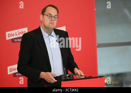 Berlin, Deutschland. Oktober 2025. Sören Pellmann, Fraktionsvorsitzender der Linke im Bundestag, spricht vor einer Fraktionssitzung. Quelle: Niklas Graeber/dpa/Alamy Live News Stockfoto