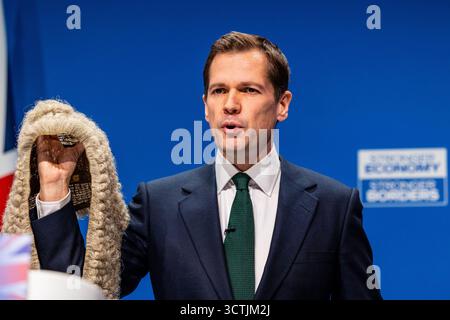 Manchester, Großbritannien. Oktober 2025. Schattenstaatssekretär für Justiz und SchattenLord-Kanzler Robert Jenrick hält während seiner Rede auf der Konservativen Parteikonferenz 2025 eine Richterperücke hoch. Quelle: Neil Terry/Alamy Live News Stockfoto