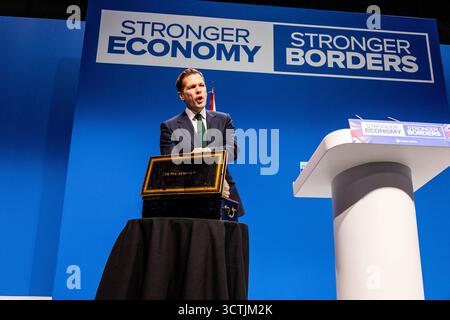 Manchester, Großbritannien. Oktober 2025. Schattenjustizminister Robert Jenrick öffnet auf der Konservativen Parteikonferenz 2025 eine Schachtel mit einer Richterperücke. Quelle: Neil Terry/Alamy Live News Stockfoto