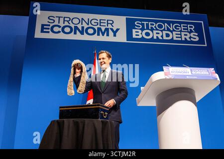 Manchester, Großbritannien. Oktober 2025. Schattenjustizminister Robert Jenrick hält während seiner Rede auf der Konservativen Parteikonferenz 2025 eine Richterperücke hoch. Quelle: Neil Terry/Alamy Live News Stockfoto