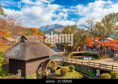 Oshino, Japan, historische Bauernhäuser mit Strohdach in der Herbstsaison. Stockfoto