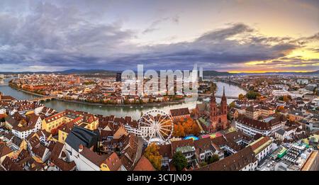Basel, Schweiz Sonnenaufgang über dem Rhein. Stockfoto