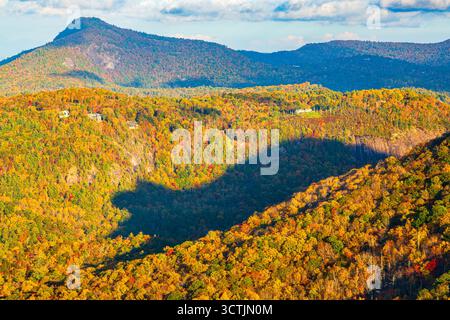 Whiteside Mountain, North Carolina, USA mit dem „Schatten des Bären“. Stockfoto