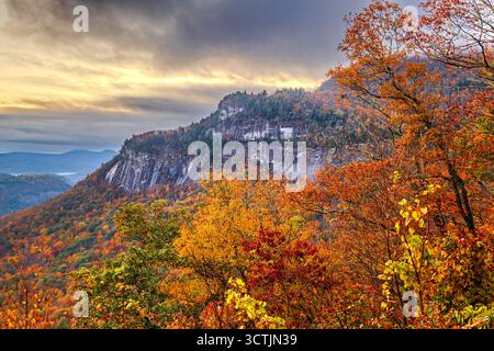 Whiteside Mountain im Herbst bei Sonnenaufgang in North Carolina, USA. Stockfoto