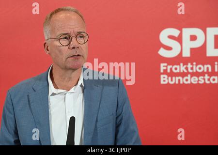 Berlin, Deutschland. Oktober 2025. Matthias Miersch, Fraktionsvorsitzender der SPD im Bundestag, spricht vor einer Fraktionssitzung. Quelle: Niklas Graeber/dpa/Alamy Live News Stockfoto
