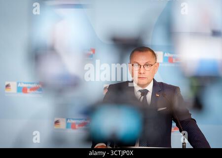 Berlin, Deutschland. Oktober 2025. Tino Chrupalla, Fraktionsvorsitzender der AfD, hält zu Beginn der Sitzung seiner Fraktion eine Pressekonferenz. Quelle: Kay Nietfeld/dpa/Alamy Live News Stockfoto