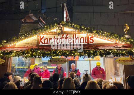 MÜNCHEN, DEUTSCHLAND - 1. DEZEMBER 2024: Wundervolle Weihnachtsbeleuchtung und Messe im Herzen der Stadt in München, Deutschland am 1. Dezember 2024 Stockfoto