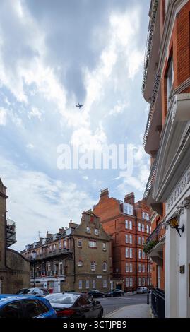 London - 25.06.2022: Flugzeug überquert Kensington CT Stockfoto