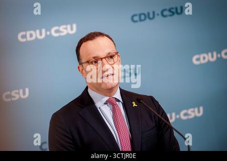 Berlin, Deutschland. Oktober 2025. Jens Spahn, Vorsitzender der CDU/CSU-Bundestagsfraktion, hält zu Beginn der Sitzung seiner Fraktion eine Pressekonferenz. Quelle: Kay Nietfeld/dpa/Alamy Live News Stockfoto