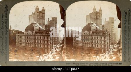 Das Foto zeigt eine geschäftige Szene in New York City aus der Zeit um 1903, mit mehreren historischen Wahrzeichen. Demo der Post im Rathaus 1939 Stockfoto