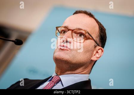 Berlin, Deutschland. Oktober 2025. Jens Spahn, Vorsitzender der CDU/CSU-Bundestagsfraktion, hält zu Beginn der Sitzung seiner Fraktion eine Pressekonferenz. Quelle: Kay Nietfeld/dpa/Alamy Live News Stockfoto