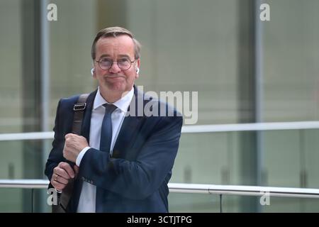 Berlin, Deutschland. Oktober 2025. Bundesverteidigungsminister Boris Pistorius (SPD) spricht am Telefon auf einer Terrasse des Reichstagsgebäudes. Quelle: Niklas Graeber/dpa/Alamy Live News Stockfoto