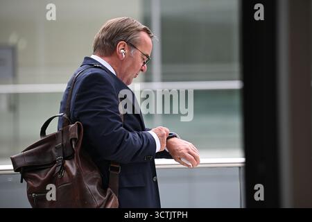Berlin, Deutschland. Oktober 2025. Bundesverteidigungsminister Boris Pistorius (SPD) telefoniert auf einer Terrasse des Reichstagsgebäudes und schaut auf seine Armbanduhr. Quelle: Niklas Graeber/dpa/Alamy Live News Stockfoto