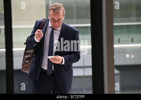 Berlin, Deutschland. Oktober 2025. Bundesverteidigungsminister Boris Pistorius (SPD) telefoniert auf einer Terrasse des Reichstagsgebäudes. Quelle: Niklas Graeber/dpa/Alamy Live News Stockfoto