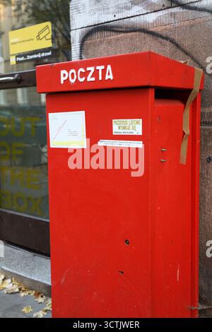 KRAKAU, POLEN - 11. NOVEMBER 2024: Traditioneller roter Briefkasten des nationalen Postdienstleisters Poczta Polska in Polen. Stockfoto