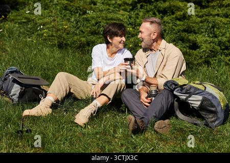 Seniorenpaar entspannt sich in der Natur, teilt einen Moment und genießt die Gesellschaft. Stockfoto