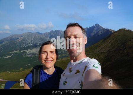 Paar Selfie in den Tatry Bergen in Polen. Blick auf Orla PERC und Swinica im September. kaukasisches Paar mittleren Alters, das zusammen wandert. Stockfoto