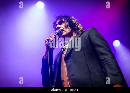 Oslo, Norwegen. Oktober 2025. Die britische Rockband The Darkness gibt ein Live-Konzert im Rockefeller in Oslo. Hier ist Sänger und Gitarrist Justin Hawkins live auf der Bühne zu sehen. Quelle: Gonzales Photo/Alamy Live News Stockfoto