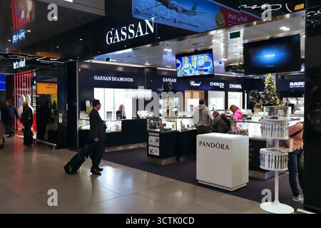 AMSTERDAM, NIEDERLANDE - 21. NOVEMBER 2018: Reisende besuchen das Schmuckgeschäft Gassan Diamonds am Flughafen Schiphol in Amsterdam. Schiphol ist einer der geschäftigsten Stockfoto
