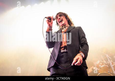 Oslo, Norwegen. Oktober 2025. Die britische Rockband The Darkness gibt ein Live-Konzert im Rockefeller in Oslo. Hier ist Sänger und Gitarrist Justin Hawkins live auf der Bühne zu sehen. Quelle: Gonzales Photo/Alamy Live News Stockfoto