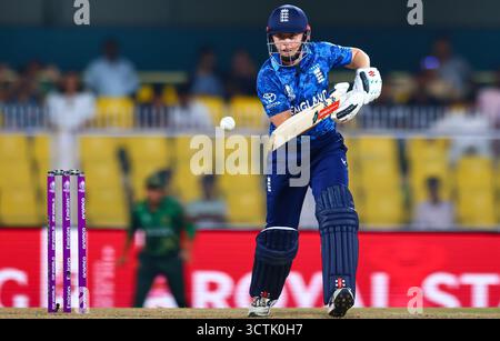 Guwahati, Indien. Oktober 2025. Heather Knight of England während des ICC Frauen-WM-Spiels England Frauen gegen Bangladesch Frauen im ACA Barsapara Cricket Stadium, Guwahati, Assam/Indien, 7. Oktober 2025 (Foto: Shubhajit Roy Karmakar/News Images) in Guwahati, Indien am 7. Oktober 2025. (Foto: Shubhajit Roy Karmakar/News Images/SIPA USA) Credit: SIPA USA/Alamy Live News Stockfoto