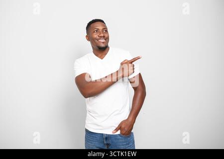 Schwarze Männer, die weißes Hemd im Studio tragen, auf weißem Hintergrund Stockfoto