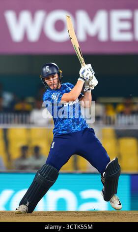 Guwahati, Indien. Oktober 2025. NAT Sciver Brunt (Kapitän) von England während des ICC Frauen-WM-Spiels England Frauen gegen Bangladesch Frauen im ACA Barsapara Cricket Stadium, Guwahati, Assam/Indien, 7. Oktober 2025 (Foto: Shubhajit Roy Karmakar/News Images) in Guwahati, Indien am 7. Oktober 2025. (Foto: Shubhajit Roy Karmakar/News Images/SIPA USA) Credit: SIPA USA/Alamy Live News Stockfoto