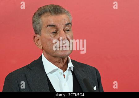 Berlin, Deutschland. Oktober 2025. Michel Friedman, Publizist, spricht nach einem Treffen mit einer SPD-Fraktion. Quelle: Niklas Graeber/dpa/Alamy Live News Stockfoto