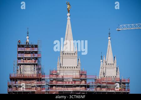 Salt Lake City, Utah, USA. Oktober 2025. 6. Oktober 2025, Salt Lake City, Utah, USA: Der Salt Lake Temple wird in der Nähe des Conference Center während der öffentlichen Besichtigung von Russell M. Nelson, dem 17. Präsidenten der Kirche Jesu Christi der Heiligen der Letzten Tage, besichtigt. Die Türme werden von Gerüsten umgeben, während die Restaurierungsarbeiten fortgesetzt werden. Nelson starb am 27. September 2025 in seinem Haus in Salt Lake City, Utah, im Alter von 101 Jahren. (Kreditbild: © Charles-McClintock Wilson/ZUMA Press Wire) NUR REDAKTIONELLE VERWENDUNG! Nicht für kommerzielle ZWECKE! Stockfoto