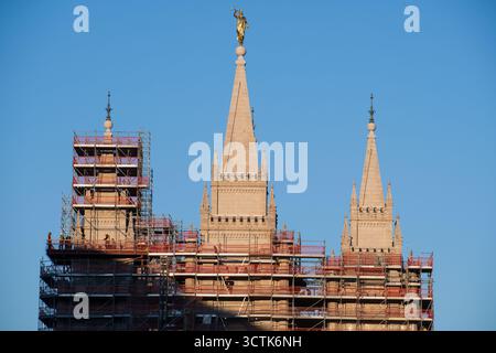 Salt Lake City, Utah, USA. Oktober 2025. 6. Oktober 2025, Salt Lake City, Utah, USA: Der Salt Lake Temple wird in der Nähe des Conference Center während der öffentlichen Besichtigung von Russell M. Nelson, dem 17. Präsidenten der Kirche Jesu Christi der Heiligen der Letzten Tage, besichtigt. Die Türme werden von Gerüsten umgeben, während die Restaurierungsarbeiten fortgesetzt werden. Nelson starb am 27. September 2025 in seinem Haus in Salt Lake City, Utah, im Alter von 101 Jahren. (Kreditbild: © Charles-McClintock Wilson/ZUMA Press Wire) NUR REDAKTIONELLE VERWENDUNG! Nicht für kommerzielle ZWECKE! Stockfoto