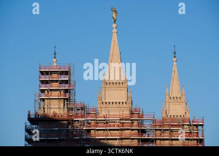 Salt Lake City, Utah, USA. Oktober 2025. 6. Oktober 2025, Salt Lake City, Utah, USA: Der Salt Lake Temple wird in der Nähe des Conference Center während der öffentlichen Besichtigung von Russell M. Nelson, dem 17. Präsidenten der Kirche Jesu Christi der Heiligen der Letzten Tage, besichtigt. Die Türme werden von Gerüsten umgeben, während die Restaurierungsarbeiten fortgesetzt werden. Nelson starb am 27. September 2025 in seinem Haus in Salt Lake City, Utah, im Alter von 101 Jahren. (Kreditbild: © Charles-McClintock Wilson/ZUMA Press Wire) NUR REDAKTIONELLE VERWENDUNG! Nicht für kommerzielle ZWECKE! Stockfoto