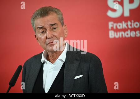 Berlin, Deutschland. Oktober 2025. Michel Friedman, Publizist, spricht nach einem Treffen auf einer SPD-Fraktionsversammlung. Quelle: Niklas Graeber/dpa/Alamy Live News Stockfoto