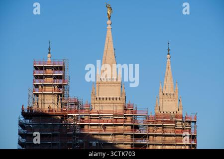Salt Lake City, Utah, USA. Oktober 2025. 6. Oktober 2025, Salt Lake City, Utah, USA: Der Salt Lake Temple wird in der Nähe des Conference Center während der öffentlichen Besichtigung von Russell M. Nelson, dem 17. Präsidenten der Kirche Jesu Christi der Heiligen der Letzten Tage, besichtigt. Die Türme werden von Gerüsten umgeben, während die Restaurierungsarbeiten fortgesetzt werden. Nelson starb am 27. September 2025 in seinem Haus in Salt Lake City, Utah, im Alter von 101 Jahren. (Kreditbild: © Charles-McClintock Wilson/ZUMA Press Wire) NUR REDAKTIONELLE VERWENDUNG! Nicht für kommerzielle ZWECKE! Stockfoto