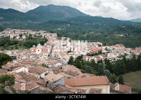 Historisches italienisches Bergdorf Rotonda im Nationalpark Pollino, Basilicata, umgeben von grünen Hügeln. Stockfoto