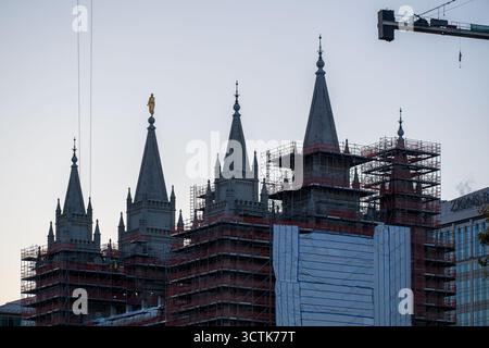 Salt Lake City, Utah, USA. Oktober 2025. 6. Oktober 2025, Salt Lake City, Utah, USA: Der Salt Lake Temple wird in der Nähe des Conference Center während der öffentlichen Besichtigung von Russell M. Nelson, dem 17. Präsidenten der Kirche Jesu Christi der Heiligen der Letzten Tage, besichtigt. Die Türme werden von Gerüsten umgeben, während die Restaurierungsarbeiten fortgesetzt werden. Nelson starb am 27. September 2025 in seinem Haus in Salt Lake City, Utah, im Alter von 101 Jahren. (Kreditbild: © Charles-McClintock Wilson/ZUMA Press Wire) NUR REDAKTIONELLE VERWENDUNG! Nicht für kommerzielle ZWECKE! Stockfoto